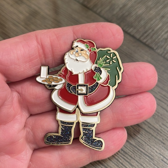 HOGEYE Santa Clause Pin with Wiggling Legs Festive Christmas Brooch Holiday Pin - Picture 5 of 15